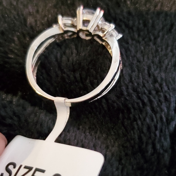 9  $30 💍🤍  NWT round center faux diamond stone with marquee flanks - Picture 5 of 13